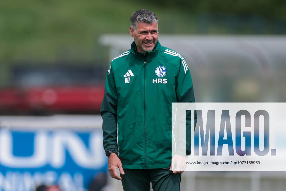 Fussball, Training des FC Schalke 04. Torwarttrainer Volkan Ünlü (FC Schalke 04). Gelsenkirchen Trainingsgelände FC Schalke 04 NRW Deutschland xRHR-FOTO YYx