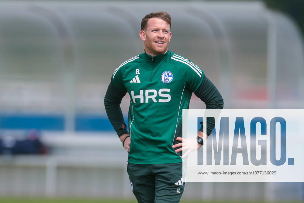 Fussball, Training des FC Schalke 04. Co-Trainer Eddie Lattimore (FC Schalke 04). Gelsenkirchen Trainingsgelände FC Schalke 04 NRW Deutschland xRHR-FOTO YYx