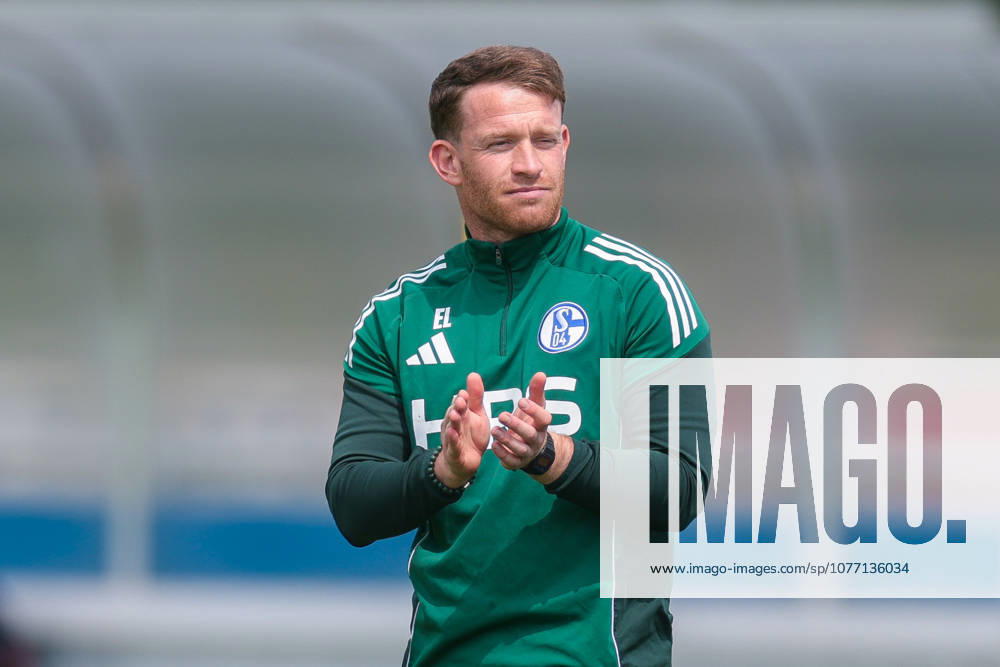 Fussball, Training des FC Schalke 04. Co-Trainer Eddie Lattimore (FC Schalke 04). Gelsenkirchen Trainingsgelände FC Schalke 04 NRW Deutschland xRHR-FOTO YYx