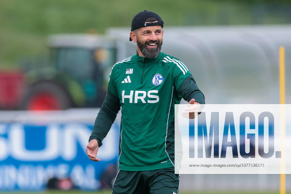 Fussball, Training des FC Schalke 04. Trainer Miron Muslic (FC Schalke 04) winkt den Fans und lacht. Gelsenkirchen Trainingsgelände FC Schalke 04 NRW Deutschland xRHR-FOTO YYx