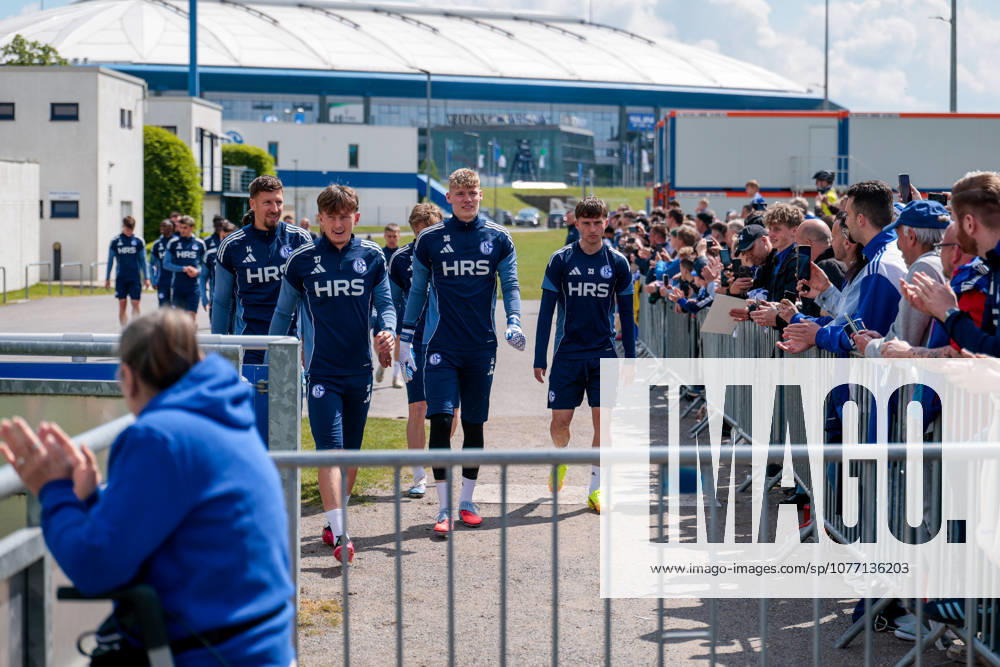 Fussball, Training des FC Schalke 04. Die Spieler des S04 kommen zum Training, v. l. Janik Bachmann (FC Schalke 04), Max Grüger (FC Schalke 04), Torwart Johannes Siebeking (FC Schalke 04), Vitalie Becker (FC Schalke 04). Gelsenkirchen Trainingsgelände FC Schalke 04 NRW Deutschland xRHR-FOTO YYx