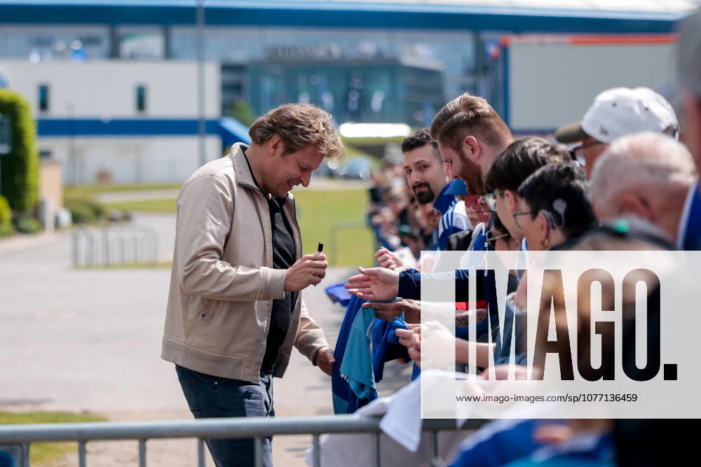 Fussball, Training des FC Schalke 04. Direktor Profifussball Youri Mulder (FC Schalke 04) gibt Autogramme. Gelsenkirchen Trainingsgelände FC Schalke 04 NRW Deutschland xRHR-FOTO YYx
