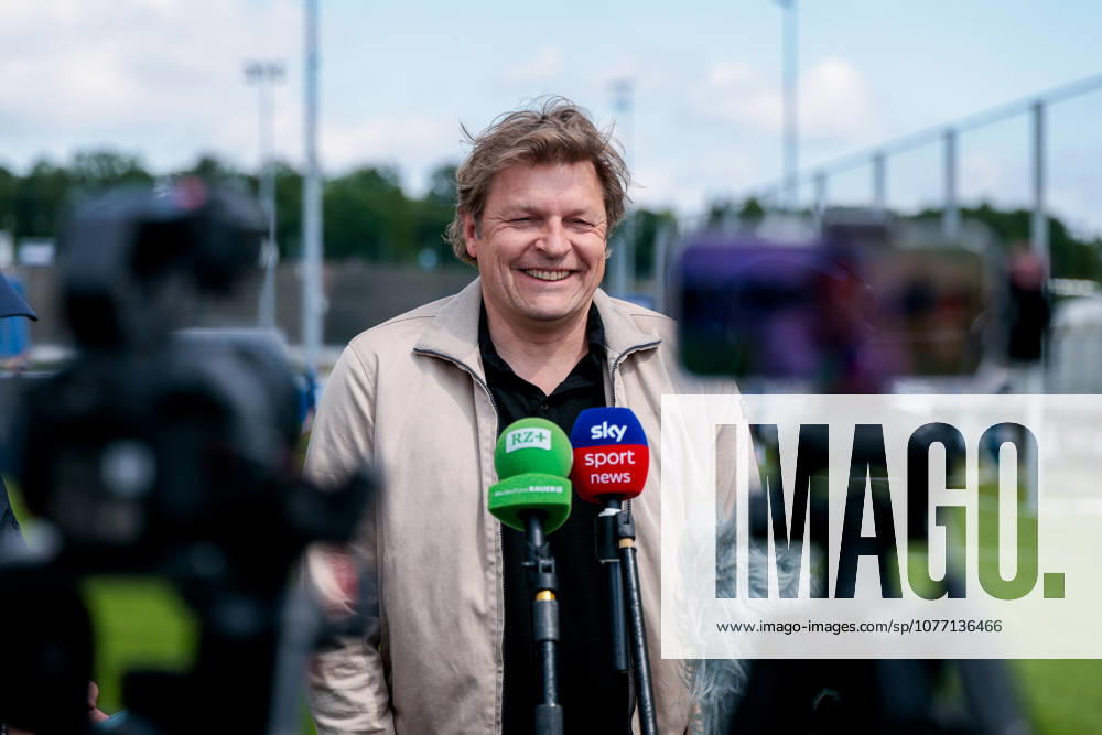 Fussball, Training des FC Schalke 04. Medienrunde mit Direktor Profifussball Youri Mulder (FC Schalke 04). Gelsenkirchen Trainingsgelände FC Schalke 04 NRW Deutschland xRHR-FOTO YYx
