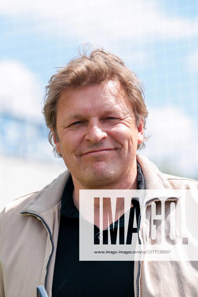 Fussball, Training des FC Schalke 04. Direktor Profifussball Youri Mulder (FC Schalke 04) lacht. Gelsenkirchen Trainingsgelände FC Schalke 04 NRW Deutschland xRHR-FOTO YYx