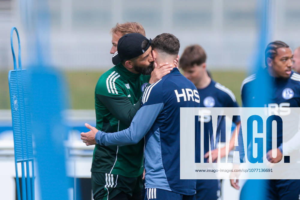 Fussball, Training des FC Schalke 04. v. l. Trainer Miron Muslic (FC Schalke 04) gibt Adil Aouchiche (FC Schalke 04) einen Kuss auf die Wange. Gelsenkirchen Trainingsgelände FC Schalke 04 NRW Deutschland xRHR-FOTO YYx