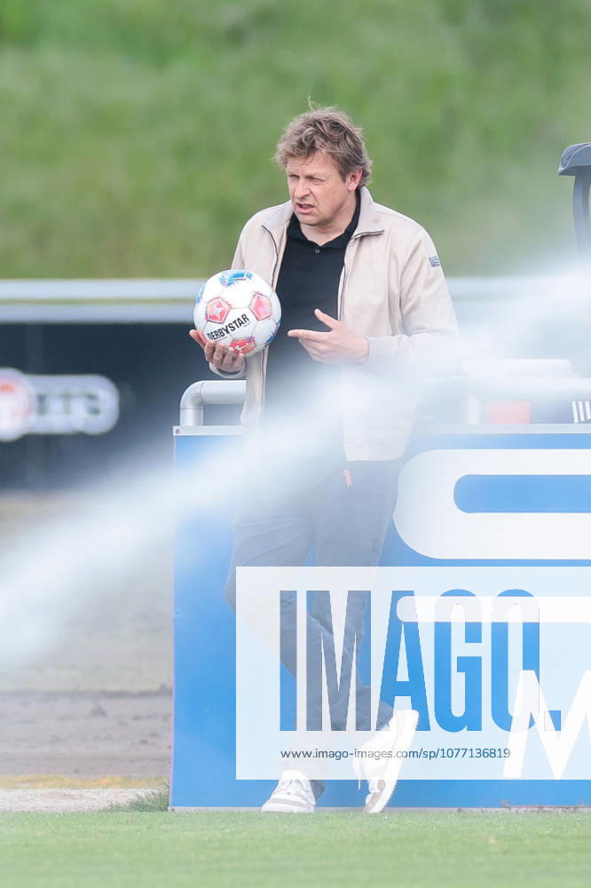 Fussball, Training des FC Schalke 04. Direktor Profifussball Youri Mulder (FC Schalke 04). Gelsenkirchen Trainingsgelände FC Schalke 04 NRW Deutschland xRHR-FOTO YYx