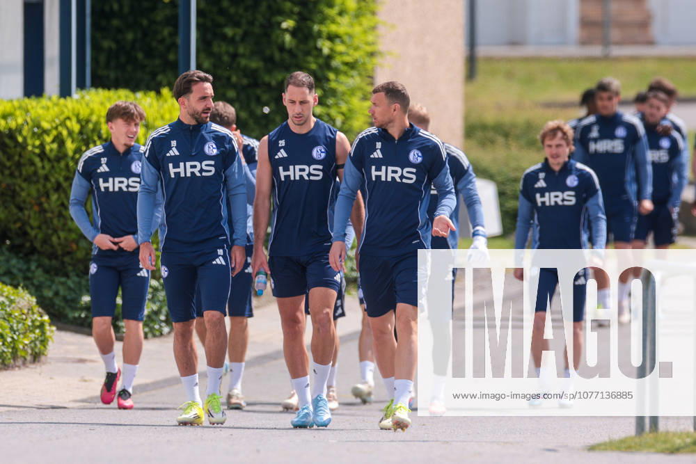 Fussball, Training des FC Schalke 04. Die Spieler des S04 kommen zum Training, v. l. Kenan Karaman (FC Schalke 04), Nikola Katic (FC Schalke 04), Edin Dzeko (FC Schalke 04). Gelsenkirchen Trainingsgelände FC Schalke 04 NRW Deutschland xRHR-FOTO YYx