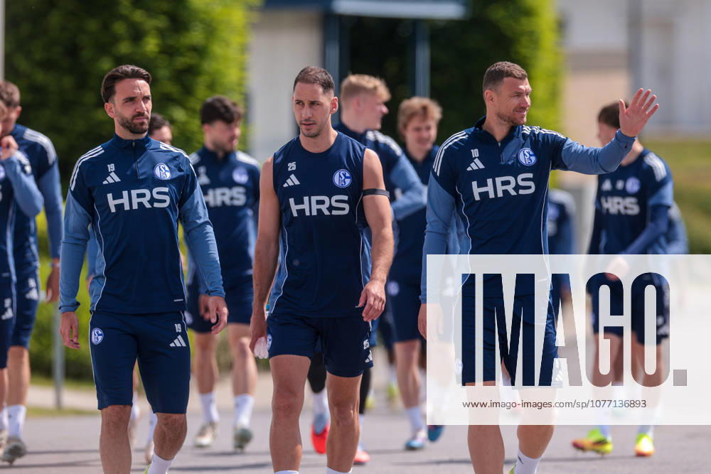 Fussball, Training des FC Schalke 04. Die Spieler des S04 kommen zum Training, v. l. Kenan Karaman (FC Schalke 04), Nikola Katic (FC Schalke 04), Edin Dzeko (FC Schalke 04). Gelsenkirchen Trainingsgelände FC Schalke 04 NRW Deutschland xRHR-FOTO YYx
