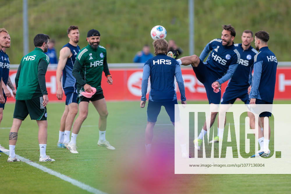 Fussball, Training des FC Schalke 04. v. l. Janik Bachmann (FC Schalke 04), Trainer Miron Muslic (FC Schalke 04), Kenan Karaman (FC Schalke 04), Edin Dzeko (FC Schalke 04). Gelsenkirchen Trainingsgelände FC Schalke 04 NRW Deutschland xRHR-FOTO YYx