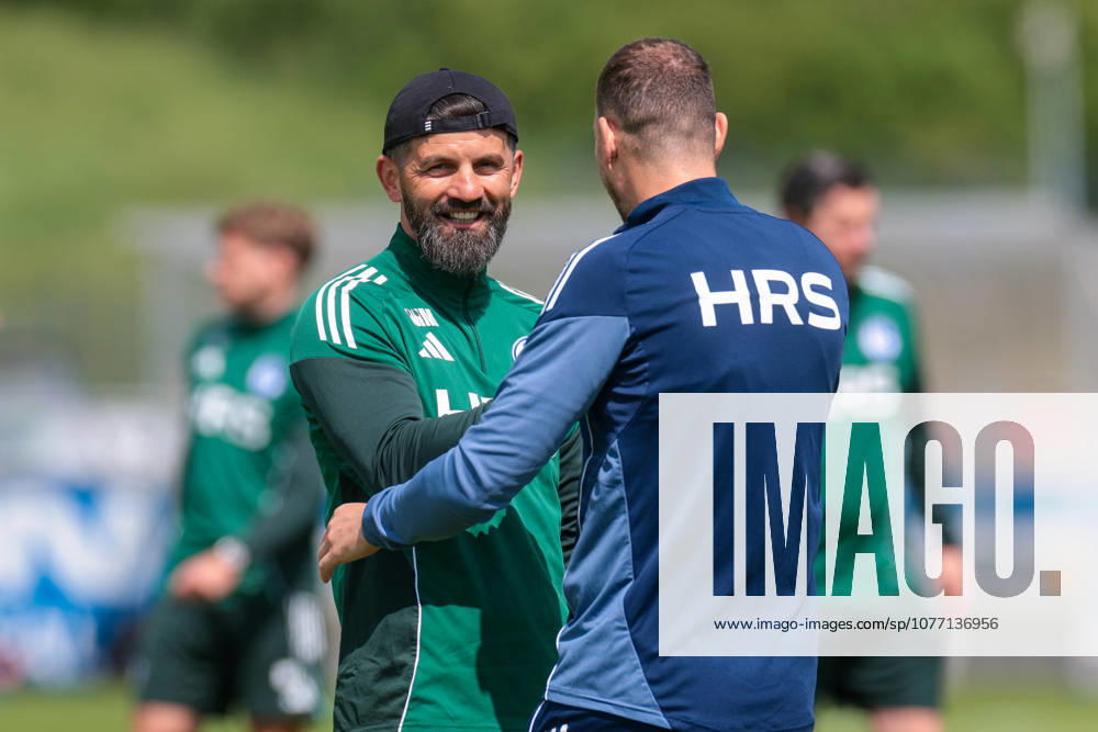 Fussball, Training des FC Schalke 04. Trainer Miron Muslic (FC Schalke 04) begrüßt Edin Dzeko (FC Schalke 04). Gelsenkirchen Trainingsgelände FC Schalke 04 NRW Deutschland xRHR-FOTO YYx
