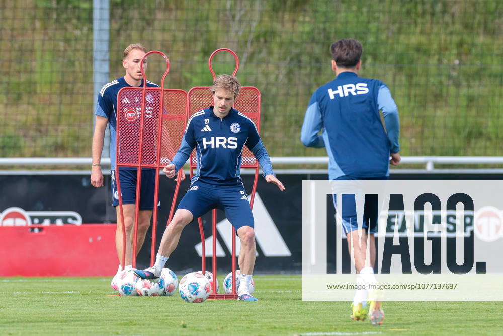Fussball, Training des FC Schalke 04. Finn Porath (FC Schalke 04). Gelsenkirchen Trainingsgelände FC Schalke 04 NRW Deutschland xRHR-FOTO YYx