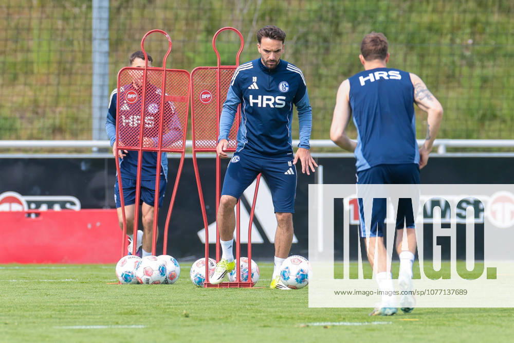 Fussball, Training des FC Schalke 04. Kenan Karaman (FC Schalke 04). Gelsenkirchen Trainingsgelände FC Schalke 04 NRW Deutschland xRHR-FOTO YYx