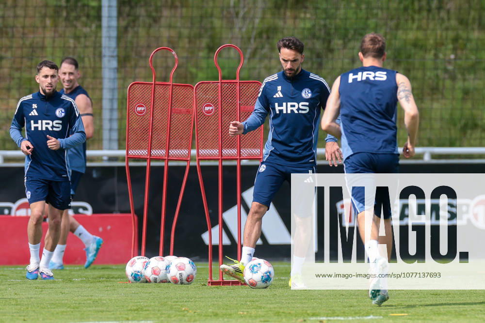 Fussball, Training des FC Schalke 04. Kenan Karaman (FC Schalke 04). Gelsenkirchen Trainingsgelände FC Schalke 04 NRW Deutschland xRHR-FOTO YYx