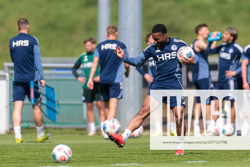 Fussball, Training des FC Schalke 04. Moussa Sylla (FC Schalke 04). Gelsenkirchen Trainingsgelände FC Schalke 04 NRW Deutschland xRHR-FOTO YYx