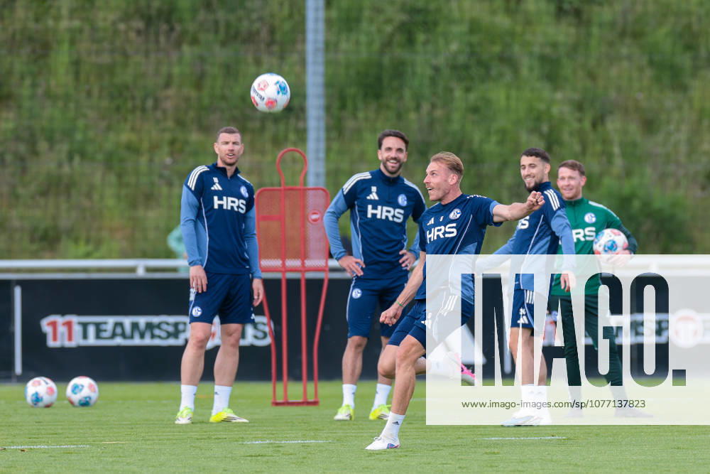Fussball, Training des FC Schalke 04. v. l. Edin Dzeko (FC Schalke 04), Kenan Karaman (FC Schalke 04), Timo Becker (FC Schalke 04), Adil Aouchiche (FC Schalke 04) lachen. Gelsenkirchen Trainingsgelände FC Schalke 04 NRW Deutschland xRHR-FOTO YYx