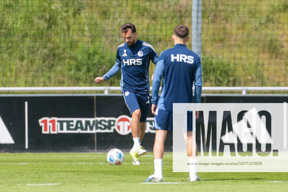 Fussball, Training des FC Schalke 04. Kenan Karaman (FC Schalke 04), Gelsenkirchen Trainingsgelände FC Schalke 04 NRW Deutschland xRHR-FOTO YYx