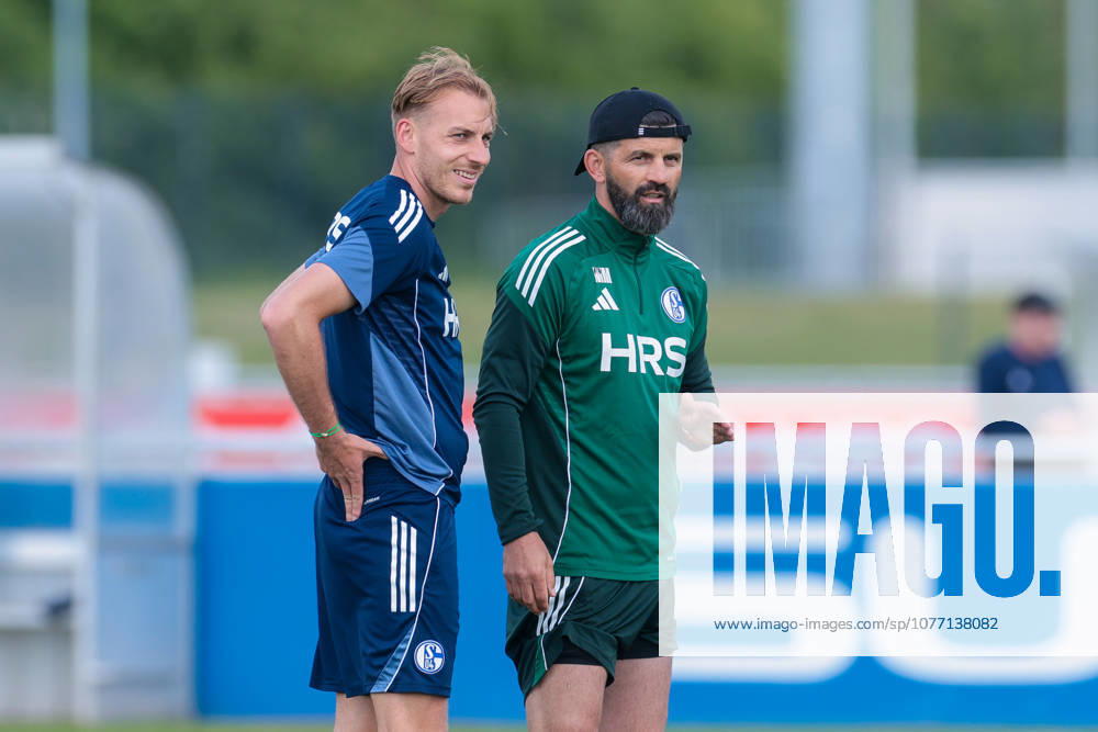 Fussball, Training des FC Schalke 04. v. l. Timo Becker (FC Schalke 04) spricht mit Trainer Miron Muslic (FC Schalke 04). Gelsenkirchen Trainingsgelände FC Schalke 04 NRW Deutschland xRHR-FOTO YYx
