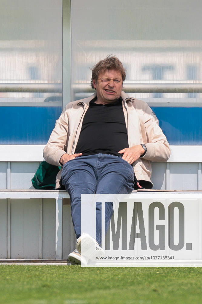 Fussball, Training des FC Schalke 04. Direktor Profifussball Youri Mulder (FC Schalke 04) sitzt auf der Bank und verzieht das Gesicht. Gelsenkirchen Trainingsgelände FC Schalke 04 NRW Deutschland xRHR-FOTO YYx