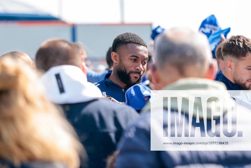 Fussball, Training des FC Schalke 04. Moussa Sylla (FC Schalke 04) gibt Autogramme. Gelsenkirchen Trainingsgelände FC Schalke 04 NRW Deutschland xRHR-FOTO YYx