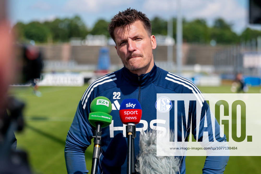 Fussball, Training des FC Schalke 04. Medienrunde mit Torwart Kevin Müller (FC Schalke 04). Gelsenkirchen Trainingsgelände FC Schalke 04 NRW Deutschland xRHR-FOTO YYx