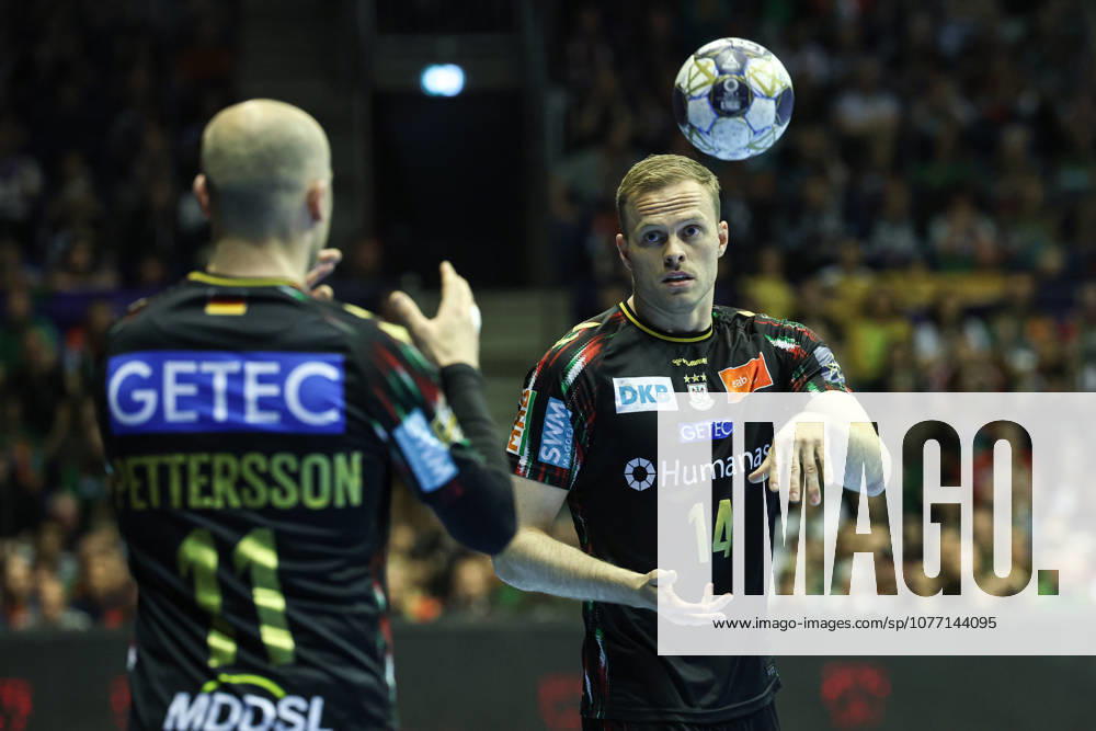 Omar Ingi Magnusson (r.,SC Magdeburg,14) und Daniel Pettersson (SC Magdeburg,11) - Viertelfinale Handball Machineseeker Champions League Saison 2025-2026 SC Magdeburg vs. SC Pick Szeged in der GETEC Arena in Magdeburg - Aktion,Handball,Deutschland