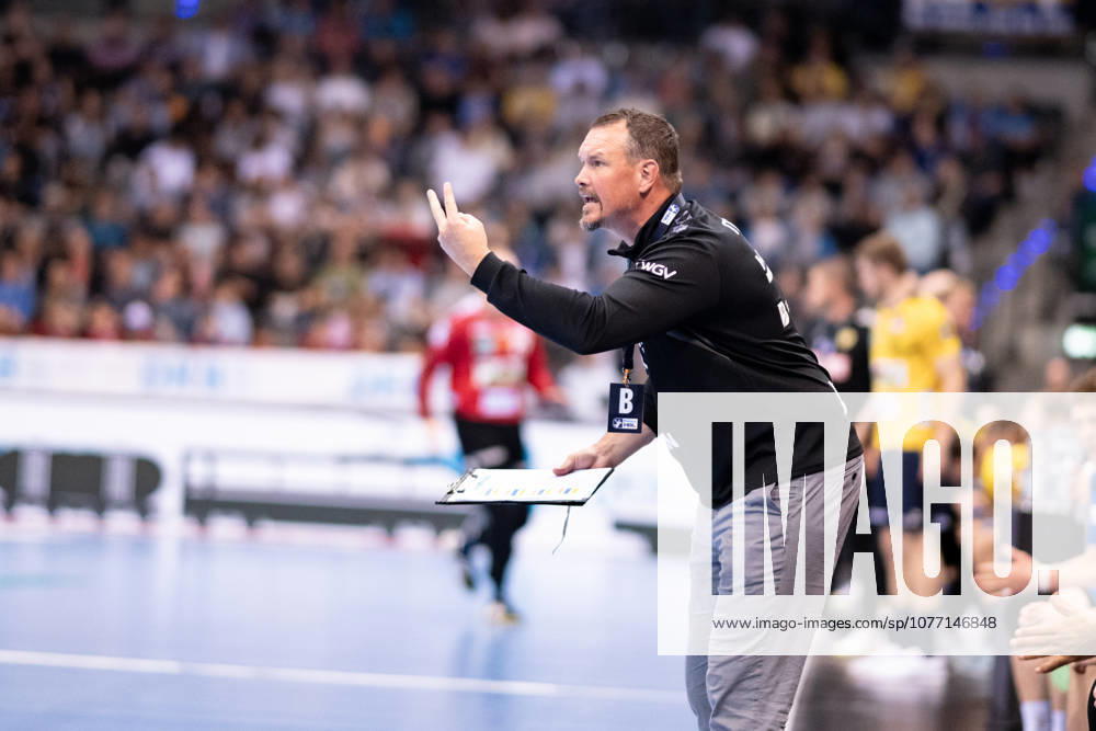 Misha Kaufmann, (TVB Stuttgart, Trainer Coach), zeigt es zwei muesst ihr sein TVB Stuttgart vs. Rhein Neckar Loewen, DAIKIN Handballbundesliga, 31. Spieltag, Saison 2025 2026, 07.05.2026 Eibner-Pressefoto Andreas Ulmer TVB Stuttgart vs. Rhein Neckar Loewen, DAIKIN Handballbundesliga, 31. Spieltag, Saison 2025 2026, 07.05.2026 Stuttgart