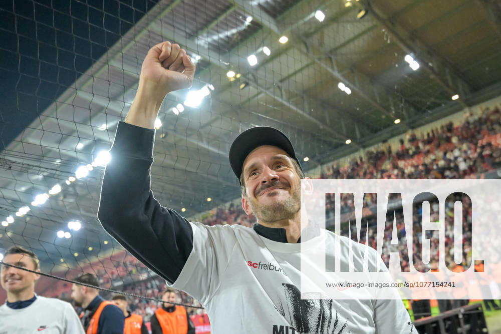 Julian Schuster (SC Freiburg, Trainer) jubelt nach Spielende vor den Fans über den Einzug ins Finale. GER, SC Freiburg - Sporting Braga, Fussball, Europa League, Halbfinale, Saison 2025 2026, 07.05.2026 GER, SC Freiburg - Sporting Braga, Fussball, Europa League, Halbfinale, Saison 2025 2026, 07.05.2026 Freiburg