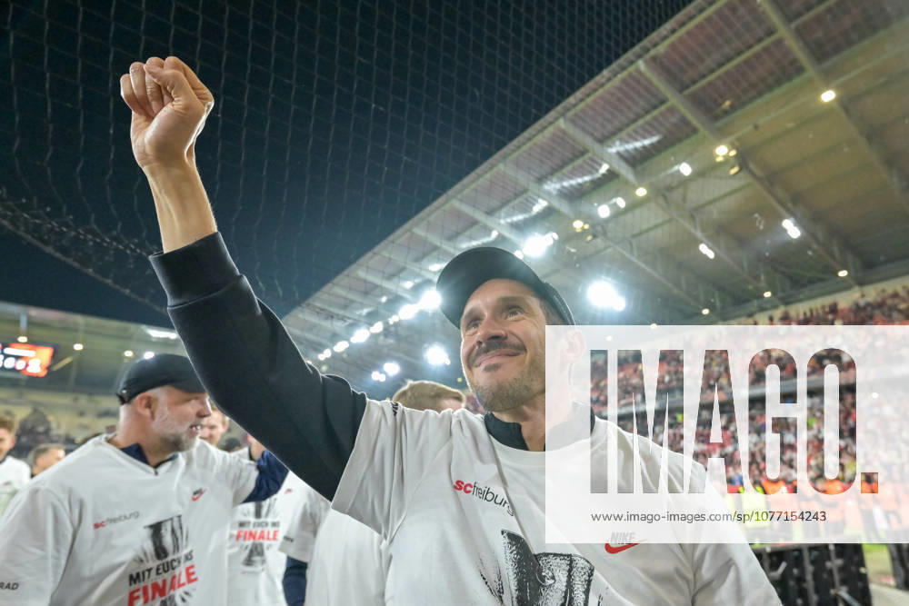 Julian Schuster (SC Freiburg, Trainer) jubelt nach Spielende vor den Fans über den Einzug ins Finale. GER, SC Freiburg - Sporting Braga, Fussball, Europa League, Halbfinale, Saison 2025 2026, 07.05.2026 GER, SC Freiburg - Sporting Braga, Fussball, Europa League, Halbfinale, Saison 2025 2026, 07.05.2026 Freiburg
