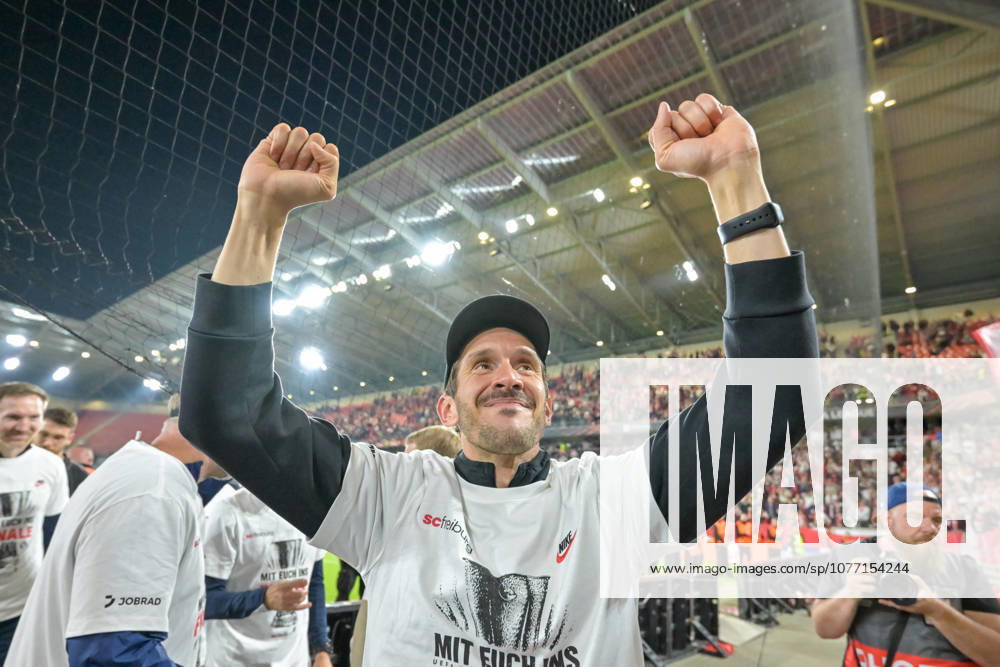 Julian Schuster (SC Freiburg, Trainer) jubelt nach Spielende vor den Fans über den Einzug ins Finale. GER, SC Freiburg - Sporting Braga, Fussball, Europa League, Halbfinale, Saison 2025 2026, 07.05.2026 GER, SC Freiburg - Sporting Braga, Fussball, Europa League, Halbfinale, Saison 2025 2026, 07.05.2026 Freiburg