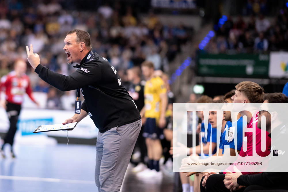 Misha Kaufmann, (TVB Stuttgart, Trainer Coach), zeigt es zwei muesst ihr sein TVB Stuttgart vs. Rhein Neckar Loewen, DAIKIN Handballbundesliga, 31. Spieltag, Saison 2025 2026, 07.05.2026 Eibner-Pressefoto Andreas Ulmer TVB Stuttgart vs. Rhein Neckar Loewen, DAIKIN Handballbundesliga, 31. Spieltag, Saison 2025 2026, 07.05.2026 Stuttgart