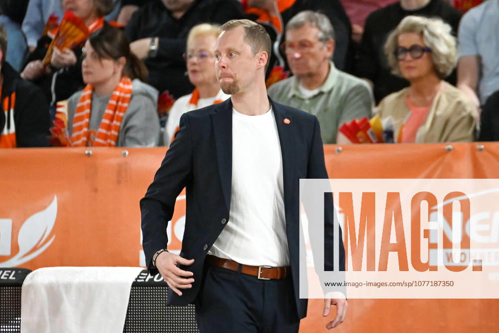 Christian Held (RASTA Vechta, Coach) gestikuliert RASTA Vechta vs. Rostock Seawolves, easyCredit Basketball Bundesliga, 33. Spieltag, Saison 2025 2026, 08.05.2026, RASTA Vechta vs. Rostock Seawolves, easyCredit Basketball Bundesliga, 33. Spieltag, Saison 2025 2026, 08.05.2026 Vechta
