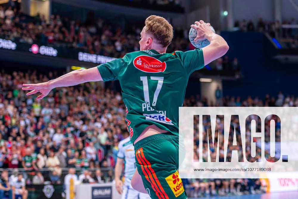 August Pedersen (TSV Hannover-Burgdorf, Nr. 17) (v.l.), TSV Hannover-Burgdorf (grün) gegen SC DHfK Leipzig (weiß) am 31. Spieltag der Saison 2025 2026 in der DAIKIN Handball-Bundesliga (08.05.2026, ZAG Arena (Hannover, GER),
