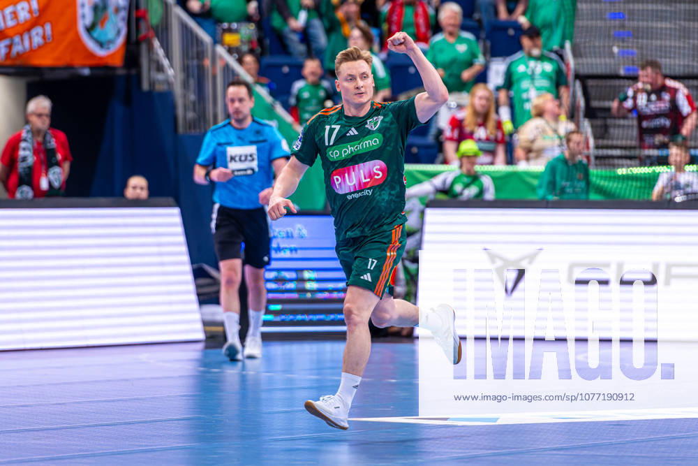 August Pedersen (TSV Hannover-Burgdorf, Nr. 17) (v.l.), TSV Hannover-Burgdorf (grün) gegen SC DHfK Leipzig (weiß) am 31. Spieltag der Saison 2025 2026 in der DAIKIN Handball-Bundesliga (08.05.2026, ZAG Arena (Hannover, GER),