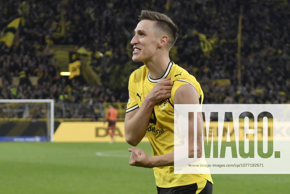 Nico Schlotterbeck (Dortmund 4) jubelt nach dem Tor zum 2:1 08.05.2026 ¢ Fussball ¢ Borussia Dortmund vs Eintracht Frankfurt, Signal Iduna Park, Dortmund, DFB DFL REGULATIONS PROHIBIT ANY USE OF PHOTOGRAPHS AS IMAGE SEQUENCES AND OR QUASI-VIDEO