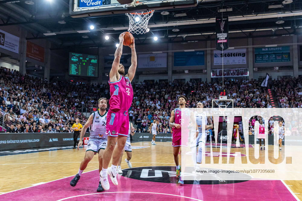 Melvin Jostmann (Telekom Baskets Bonn, 12) beim Korb vs J.J. Mann (VET-CONCEPT Gladiators Trier, 24), Maik Zirbes (VET-CONCEPT Gladiators Trier, 33), Alijah Comithier (Telekom Baskets Bonn, 02) schaut zu Telekom Baskets Bonn vs. VET-CONCEPT Gladiators Trier, Basketball, easy Credit BBL, 33. Spieltag, 2025 2026, 08.05.2026 Telekom Baskets Bonn vs. VET-CONCEPT Gladiators Trier, Basketball, easy Credit BBL, 33. Spieltag, 2025 2026, 08.05.2026 Bonn