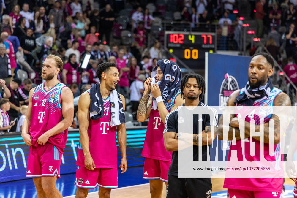 Melvin Jostmann (Telekom Baskets Bonn, 12), Joel Sadu Aminu (Telekom Baskets Bonn, 21), Alijah Comithier (Telekom Baskets Bonn, 02), Jeff Garrett Jr. (Telekom Baskets Bonn, 04) Zach Cooks (Telekom Baskets Bonn, 03) freuen sich nach dem Sieg gegen die VET-CONCEPT Gladiators Trier Telekom Baskets Bonn vs. VET-CONCEPT Gladiators Trier, Basketball, easy Credit BBL, 33. Spieltag, 2025 2026, 08.05.2026 Telekom Baskets Bonn vs. VET-CONCEPT Gladiators Trier, Basketball, easy Credit BBL, 33. Spieltag, 2025 2026, 08.05.2026 Bonn