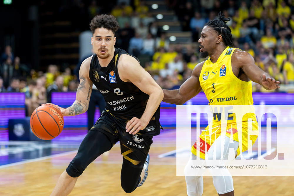 Oldenburg, Niedersachsen, DEU, 08.05.2026, Joshua Obiesie (links, Basketball Löwen Braunschweig) und Christopher Clemons (EWE Baskets Oldenburg). EWE Baskets Oldenburg vs. Basketball Löwen Braunschweig. Basketball. 1. Basketball-Bundesliga Saison 2025 2026, 33. Spieltag, Grosse EWE Arena. EWE Baskets Oldenburg vs. Basketball Löwen Braunschweig