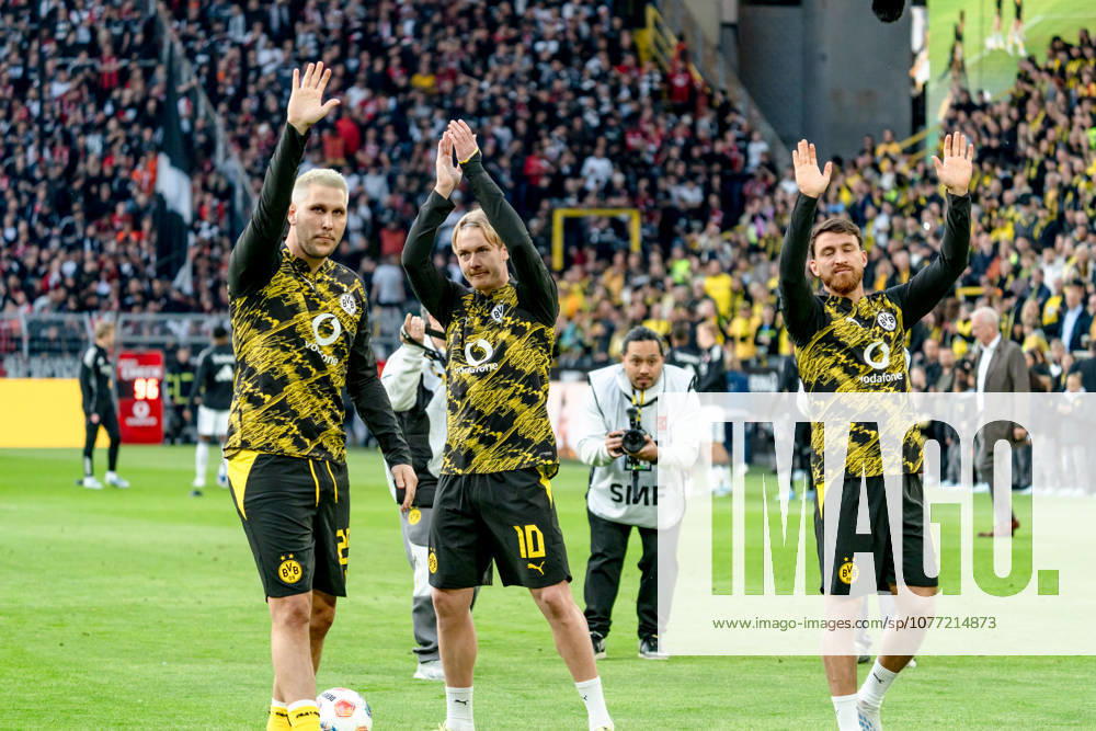Deutschland: Bundesliga 2025 2026 33. Spieltag, Borussia Dortmund vs. Eintracht Frankfurt, Freitag, 08.05.2026 Signal Iduna Park, Nordrhein-Westfalen Niklas Süle (Borussia Dortmund, 25) Julian Brandt (Borussia Dortmund, 10) Salih Özcan (Borussia Dortmund, 6) emotionaler Abschied vor den Fans
