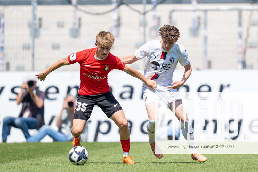 Lukas Stoppel (SG Sonnenhof Großaspach, 35) im Zweikampf mit Arlind Iljazi (SG Barockstadt Fulda-Lehnert, 02), SG Sonnenhof Großaspach vs. SG Barockstadt Fulda-Lehnerz, Fussball, Regionalliga Suedwest, 33. Spieltag, 09.05.2026 Aspach Baden-Wuerttemberg Deutschland