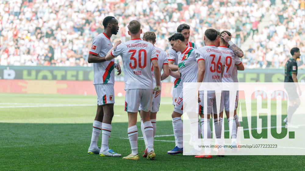 Team (FC Augsburg) Tor zum 2 : 0 beim Spiel zwischen FC Augsburg v Borussia Mönchengladbach, Fußball, Herren, Bundesliga, 2025 2026, 33.Spieltag am 09.05.2026 in Augsburg, WWK ARENA. DFL and DFB regulations prohibit any use of photographs as image sequences and or quasi-video. Bayern Deutschland
