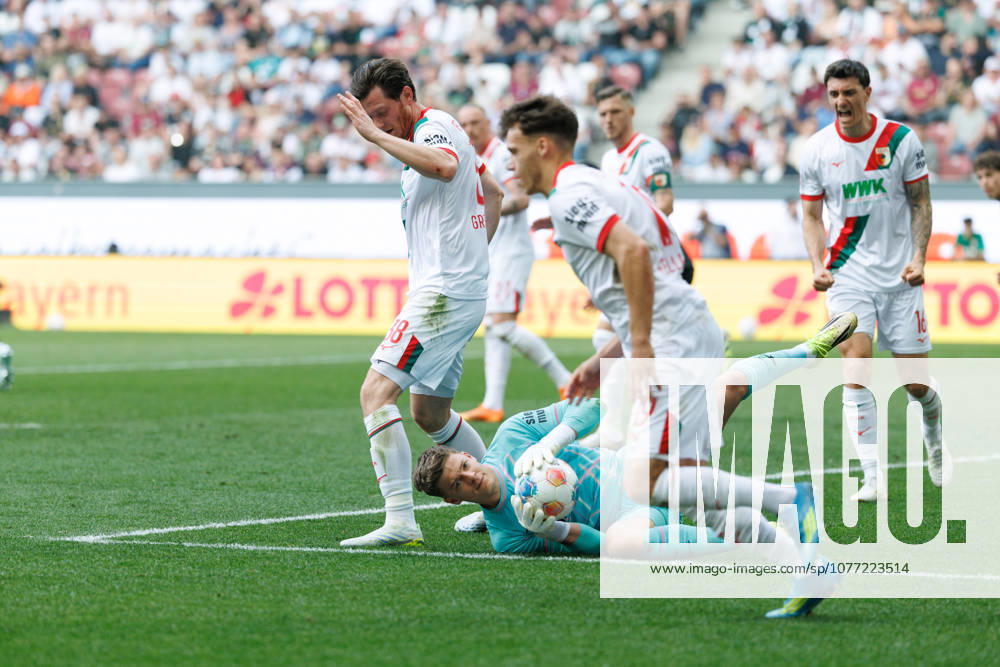 Finn Dahmen (1, FC Augsburg), hält den Ball sicher beim Spiel zwischen FC Augsburg v Borussia Mönchengladbach, Fußball, Herren, Bundesliga, 2025 2026, 33.Spieltag am 09.05.2026 in Augsburg, WWK ARENA. DFL and DFB regulations prohibit any use of photographs as image sequences and or quasi-video. Bayern Deutschland
