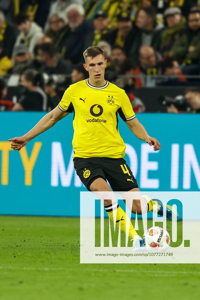 Dortmund, Germany, 08.05.26, Nico Schlotterbeck (Borussia Dortmund) am Ball während des Spiels der 1. Bundesliga zwischen Borussia Dortmund - Eintracht Frankfurt im Signal Iduna Park in Dortmund. (Photo by Joachim Bywaletz) DFB DFL REGULATIONS PROHIBIT ANY USE OF PHOTOGRAPHS AS IMAGE SEQUENCES AND OR QUASI-VIDEO.