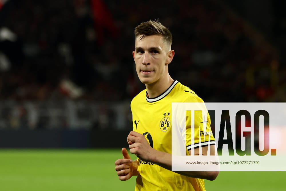 Dortmund, Germany, 08.05.26, Nico Schlotterbeck (Borussia Dortmund) guckt während des Spiels der 1. Bundesliga zwischen Borussia Dortmund - Eintracht Frankfurt im Signal Iduna Park in Dortmund. (Photo by Joachim Bywaletz) DFB DFL REGULATIONS PROHIBIT ANY USE OF PHOTOGRAPHS AS IMAGE SEQUENCES AND OR QUASI-VIDEO.