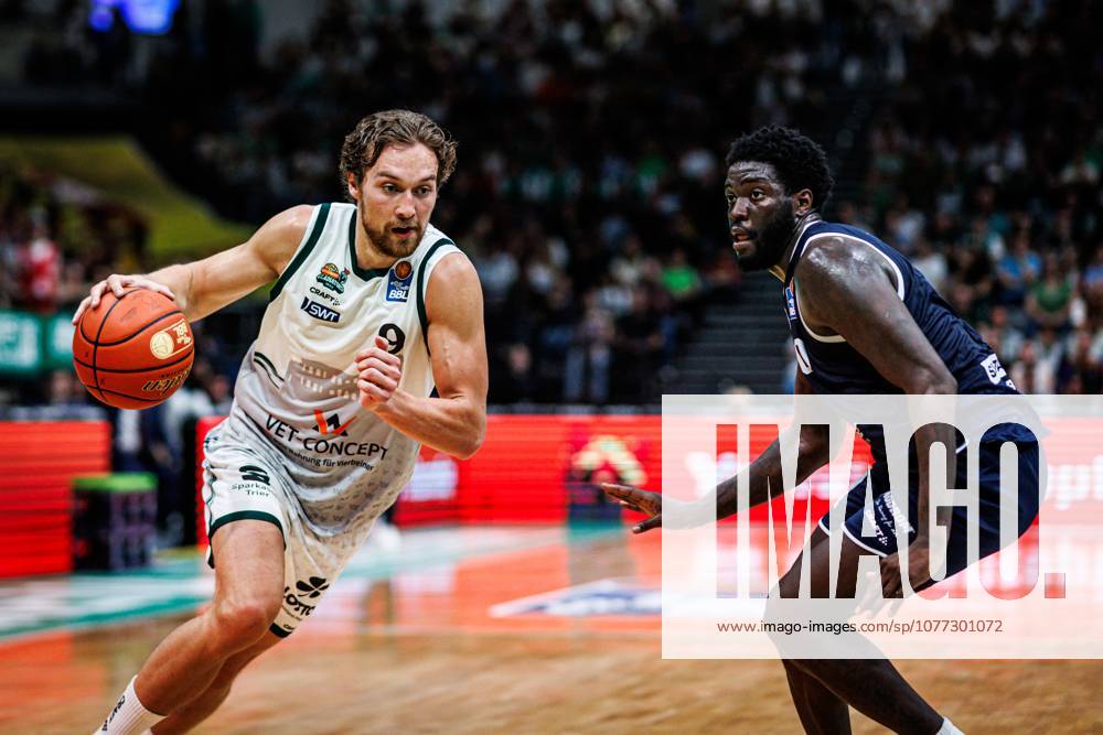 Marco Hollersbacher (Gladiators Trier) im Zweikampf mit Khyri Thomas (MBC Syntainics), Vet Concept Gladiators Trier vs MBC Syntainics, Basketball, easyCredit BBL, 34. Spieltag, Saison 2025 2026, 10.05.2026 Vet Concept Gladiators Trier vs MBC Syntainics, Basketball, easyCredit BBL, 34. Spieltag, Saison 2025 2026