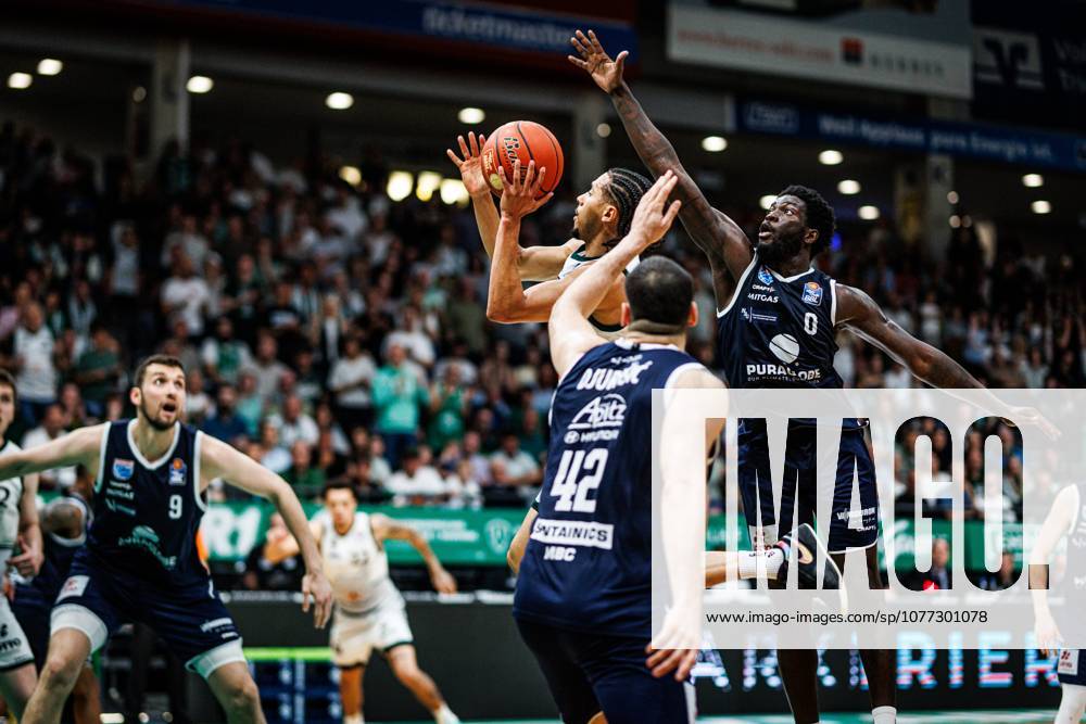 Jordan Roland (Gladiators Trier) im Zweikampf mit Nemanja Djurisic (MBC Syntainics) und Khyri Thomas (MBC Syntainics), Vet Concept Gladiators Trier vs MBC Syntainics, Basketball, easyCredit BBL, 34. Spieltag, Saison 2025 2026, 10.05.2026 Vet Concept Gladiators Trier vs MBC Syntainics, Basketball, easyCredit BBL, 34. Spieltag, Saison 2025 2026