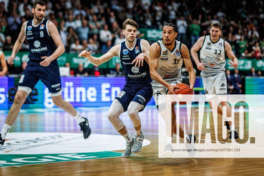 Jordan Roland (Gladiators Trier) im Zweikampf mit Perttu Blomgren (MBC Syntainics) Perttu Blomgren (MBC Syntainics), Vet Concept Gladiators Trier vs MBC Syntainics, Basketball, easyCredit BBL, 34. Spieltag, Saison 2025 2026, 10.05.2026 Vet Concept Gladiators Trier vs MBC Syntainics, Basketball, easyCredit BBL, 34. Spieltag, Saison 2025 2026