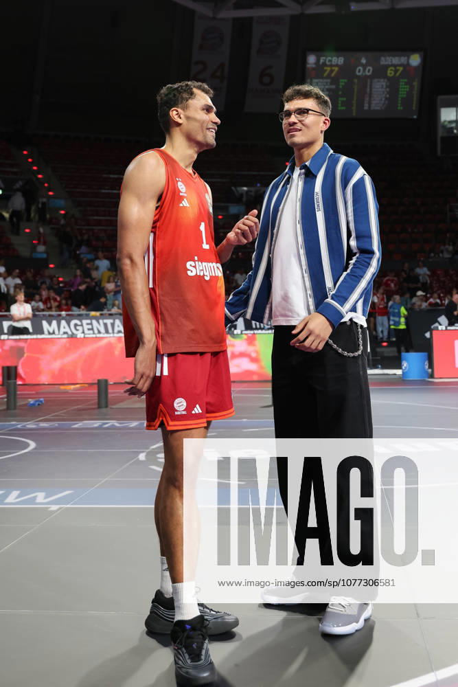 Oscar da Silva (FC Bayern Basketball, 01) mit seinem Bruder, dem NBA, Basketball Herren, USA Spieler Tristan da Silva (Orlando Magic), GER, FC Bayern Basketball vs. EWE Baskets Oldenburg, Basketball, easycredit Basketball Bundesliga, 34. Spieltag, Saison 2025 2026, 10.05.2026, GER, FC Bayern Basketball vs. EWE Baskets Oldenburg, Basketball, easycredit Basketball Bundesliga, 34. Spieltag, Saison 2025 2026, 10.05.2026 Muenchen