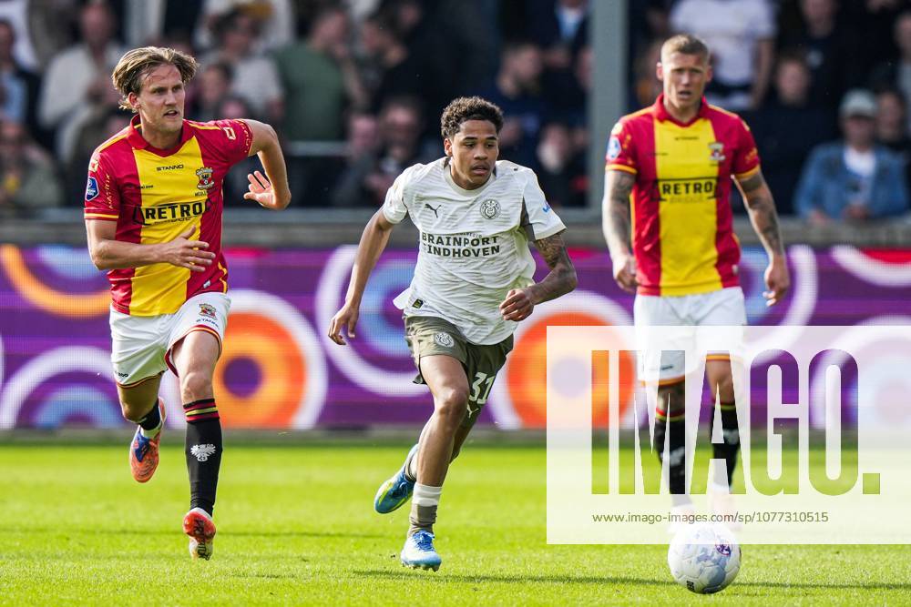 DEVENTER - (l-r) Melle Meulensteen of Go Ahead Eagles, Noah Fernandez of PSV Eindhoven during the Dutch Eredivisie match between Go Ahead Eagles and PSV in De Adelaarshorst on May 10, 2026 in Deventer, Netherlands. TOBIAS KLEUVER ANP Eredivisie 2025-2026 ANPxSportx IVx 557941720 originalFilename: 557941720