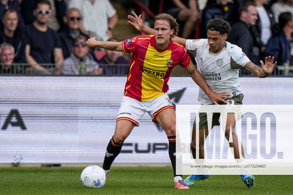 DEVENTER - (l-r) Melle Meulensteen of Go Ahead Eagles, Noah Fernandez of PSV Eindhoven during the Dutch Eredivisie match between Go Ahead Eagles and PSV in De Adelaarshorst on May 10, 2026 in Deventer, Netherlands. TOBIAS KLEUVER ANP Eredivisie 2025-2026 ANPxSportx IVx 557963007 originalFilename: 557963007