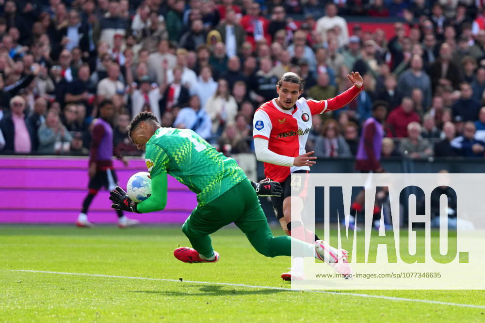Eredivisie: Feyenoord Rotterdam v AZ Alkmaar Rotterdam - Goalkeeper Rome-Jaden Owusu-Oduro of AZ Alkmaar, Anis Hadj Moussa of Feyenoord Rotterdam during the 33rd competition round of the 2025 2026 Eredivisie season. The match is set between Feyenoord Rotterdam and AZ Alkmaar at De Kuip on 10 May 2026 in Rotterdam, The Netherlands.